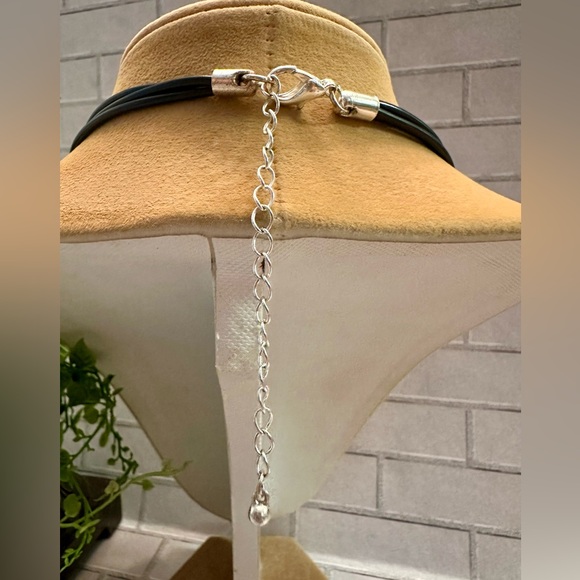 Silver “Fleur de lis” pendant necklace - Picture 6 of 6